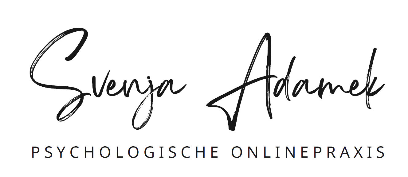 Logo in schwarzer Schrift: "Svenja Adamek" in geschwungener Schrift, darunter "psychologische Onlinepraxis"