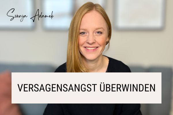 Svenja Adamek lächelt, Text: "Versagensangst überwinden"