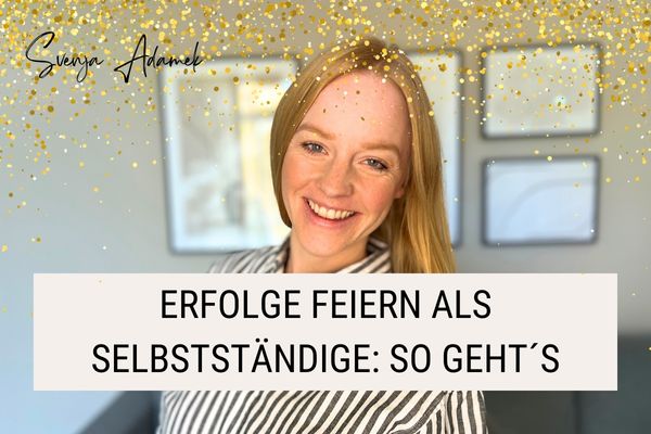 Svenja Adamek, lächelt, gold Glitzer über ihr, Text: Erfolge feiern als Selbstständige: So geht´s