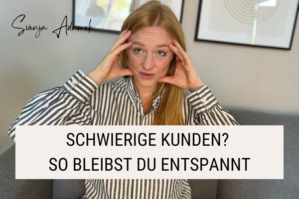 Svenja Adamek schaut genervt, Text "Schwierige Kunden? So bleibst du entspannt"