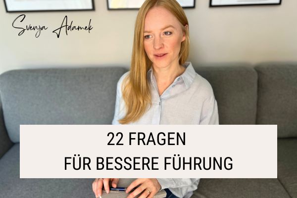 Svenja Adamek mit Journal. Text "22 Fragen für bessere Führung"