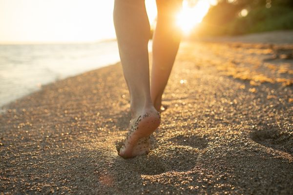 Spaziergang am Strand, barufuss, Sonnenuntergang