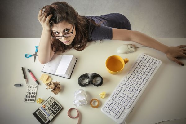 Frau mit Chaos am Schreibtsich