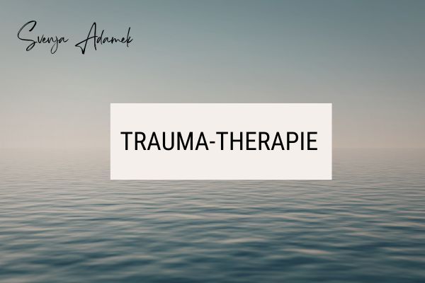 Bild von ruhigem Meer mit Schriftzug: "Trauma-Therapie"